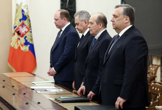 26일(현지시간) 블라디미르 푸틴 대통령이 주재한 회의에 참석한 러시아 고위 안보 관리들. 왼쪽부터 안톤 야이노 크렘린궁 비서실장, 세르게이 쇼이구 국방부 장관, 알렉산드르 보르트니코프 연방보안국(FSB) 국장, 드미트리 코츠네프 연방경호국(FSO) 국장. [모스크바 타스=연합뉴스]